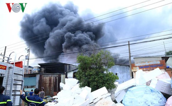 Bình Dương: Cháy dữ dội tại kho chứa mút xốp