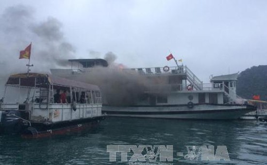 Yêu cầu điều tra vụ cháy tàu du lịch trên vịnh Hạ Long