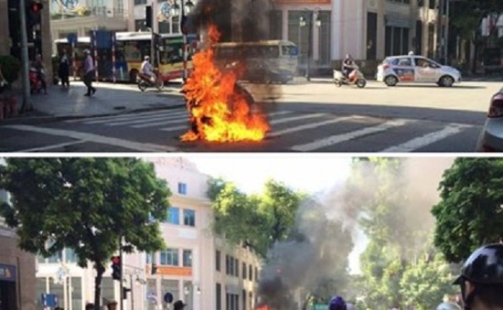 Xe máy bốc cháy khi đang lưu thông trên phố Tràng Tiền