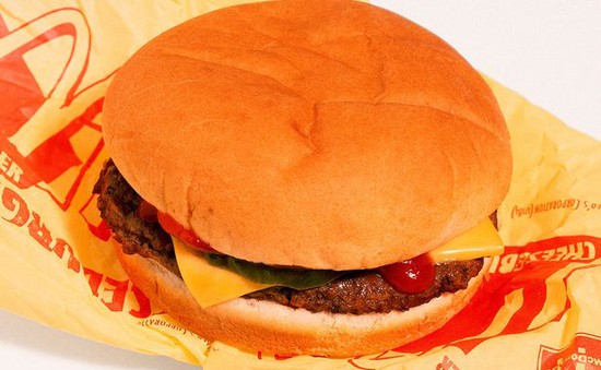 Tấn công mẹ đẻ bằng… hamburger, một phụ nữ bị bắt