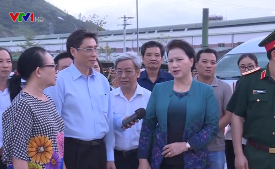 Chủ tịch Quốc hội thăm nhân dân vùng bão Khánh Hòa