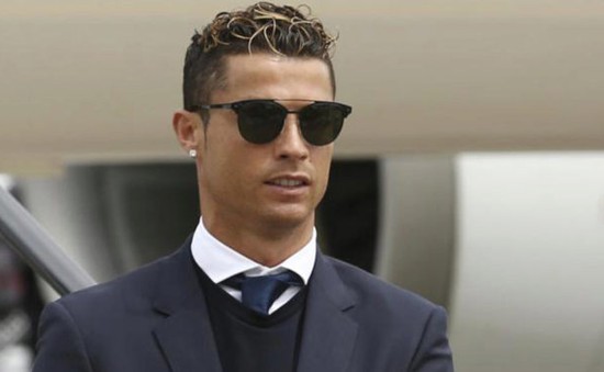 Tránh phóng viên, Ronaldo lặng lẽ rời tòa
