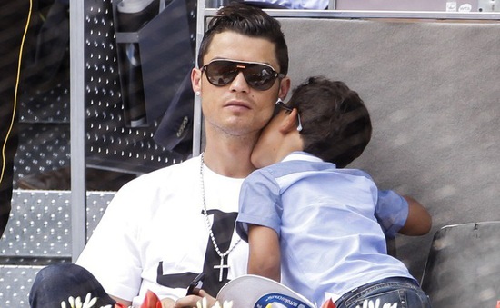 Bồ Đào Nha hết cửa vô địch, Ronaldo mừng vì được lần đầu gặp cặp song sinh