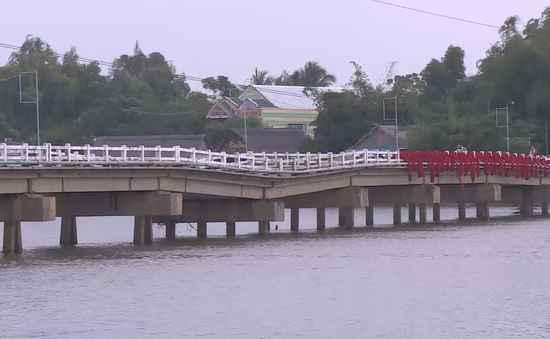 Quảng Nam: Cầu Hà Tân sụt lún đến nửa mét, người dân bất an