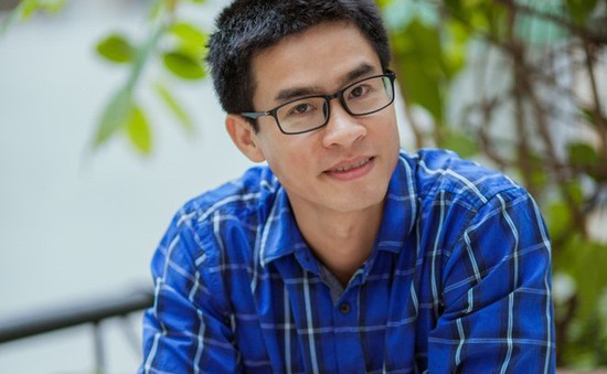 Nhà thơ Nguyễn Phong Việt bán sách làm từ thiện