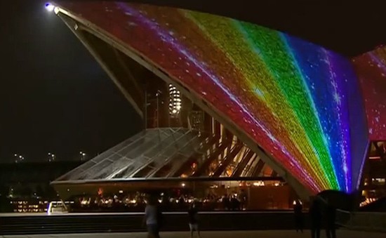 Nhà hát Opera Sydney chiếu đèn 7 màu mừng luật hôn nhân đồng giới