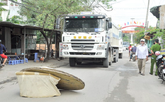 Đồng Nai: Dân dựng vật cản chặn xe tải hoành hành trên đường nội bộ dân sinh