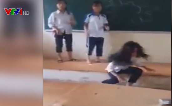 Nữ sinh lớp 7 ở Hà Nội bị nhóm bạn “đánh hội đồng” ngay tại lớp học
