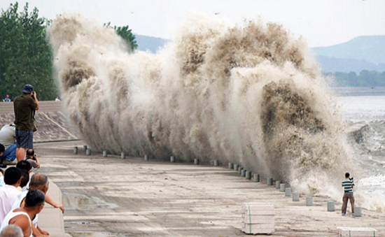 Người dân Trung Quốc đổ xô thử cảm giác mạnh bên kè chắn sóng