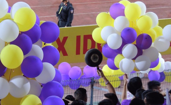Báo quốc tế choáng khi CĐV Hà Nội cầm chảo đến sân cổ vũ