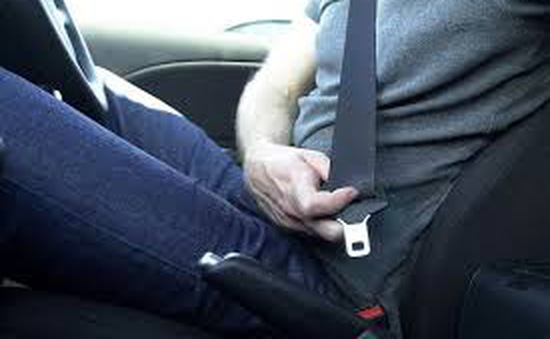 Người ngồi ghế sau ô tô không thắt dây an toàn sẽ bị phạt