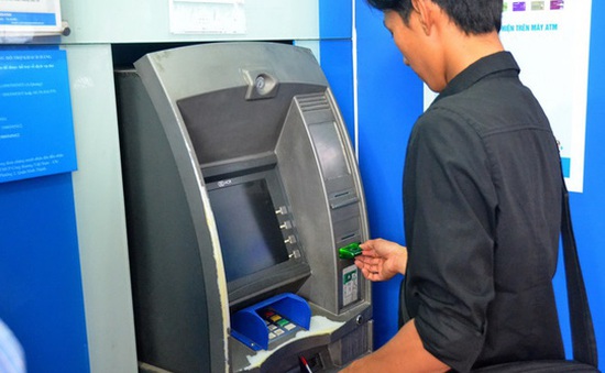 Nhiều ngân hàng kiến nghị tăng phí giao dịch qua ATM