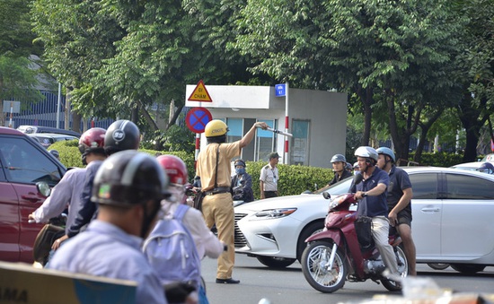TP.HCM: CSGT Tân Sơn Nhất ra quân điều tiết giao thông