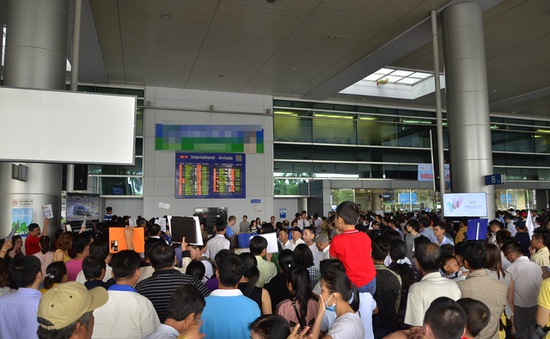 Đông đảo kiều bào về quê đón Tết, sân bay Tân Sơn Nhất quá tải