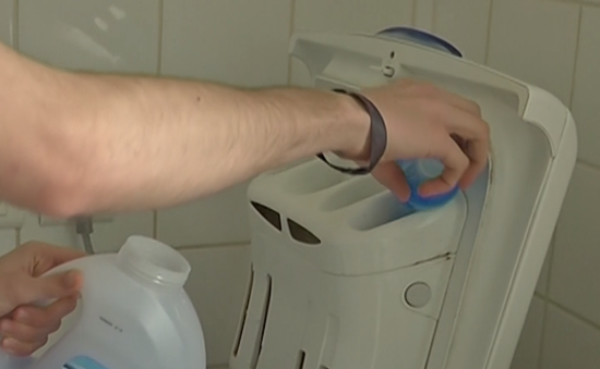 Người dân Pháp dùng chung máy giặt để tiết kiệm chi tiêu