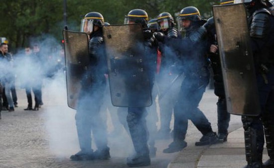 Cảnh sát đụng độ người biểu tình sau bầu cử Pháp