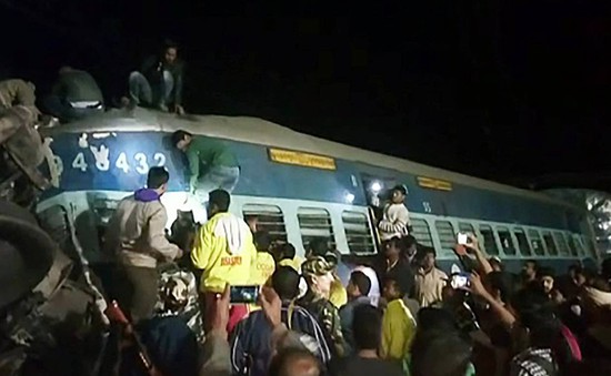 Ấn Độ: Xe lửa trật đường ray, ít nhất 32 người thiệt mạng