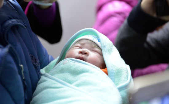 Em bé đầu tiên chào đời nhờ mang thai hộ tròn 1 tuổi