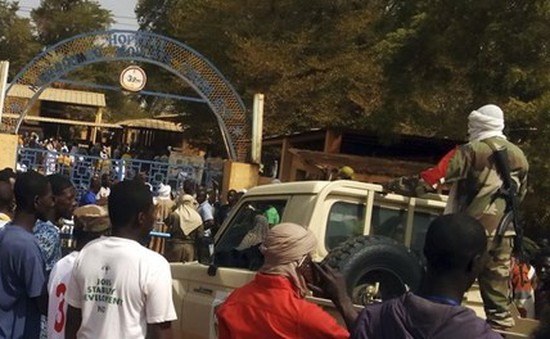 Mali: Đánh bom xe vào doanh trại quân đội, hàng trăm người thương vong