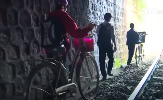 Khánh Hòa: Nguy hiểm rình rập khi lưu thông qua hầm đường sắt