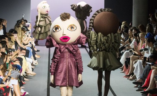 Sững sờ với dàn người mẫu hóa búp bê trên sàn diễn thời trang cao cấp Paris