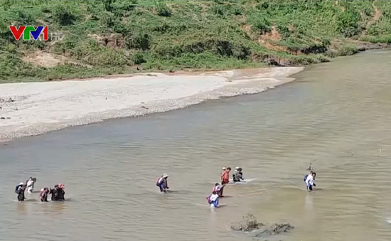 Học sinh ở Quảng Trị phải lội sông đến trường