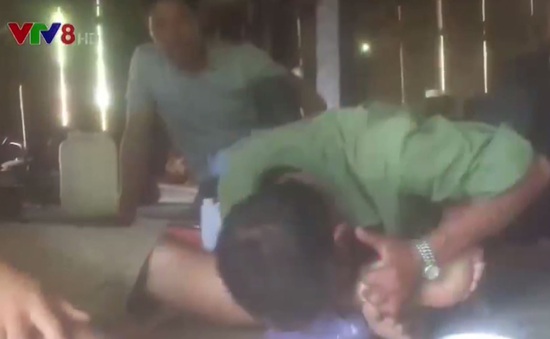 Cận cảnh thầy bói chữa bệnh mê tín dị đoan "hút đá độc" tại Quảng Ngãi