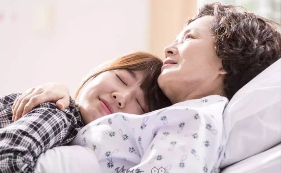 Park Shin Hye khóc nức nở trước di hài “bà ngoại” Kim Young Ae