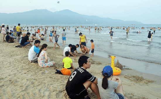 Mùa du lịch biển Đà Nẵng hút khách sau 3 ngày khai mạc
