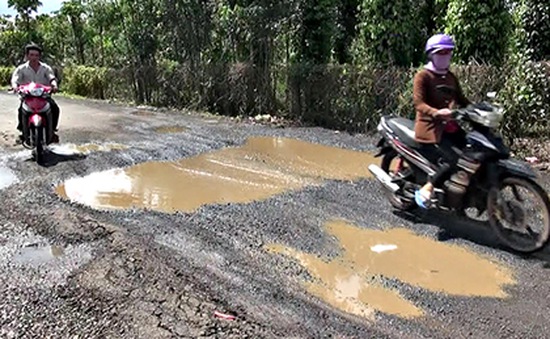 Bà Rịa - Vũng Tàu: Nhiều tuyến đường nông thôn xuống cấp gây nguy hiểm