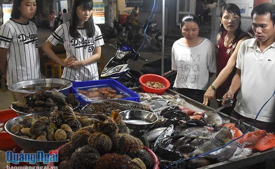 Sôi động chợ đêm hải sản ở đảo Lý Sơn