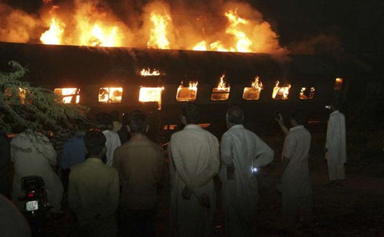 Tàu hỏa đâm xe bồn ở Pakistan, 2 người thiệt mạng