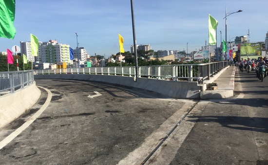 TP.HCM: Thông xe hai nhánh cầu nối cầu Nguyễn Văn Cừ