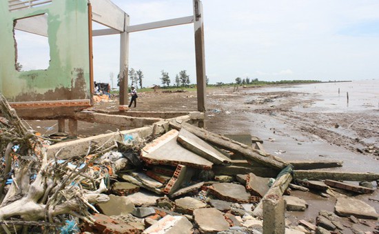 Thiếu hụt phù sa gây gia tăng sạt lở bờ biển ở ĐBSCL