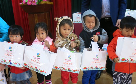 Niềm vui cuối năm dành tặng 70 em học sinh nghèo vượt khó xã Tân Hưng