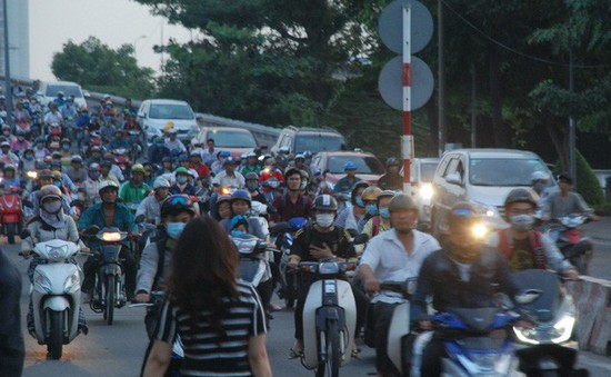 TPHCM: Người dân rời thành phố nghỉ Tết Dương lịch, nhiều tuyến đường bị ùn ứ