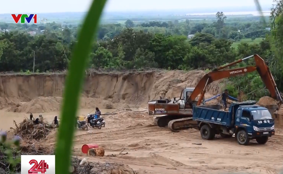 Đại công trường khai thác cát lậu “xẻ thịt” hàng chục ha rừng núi ở Bình Thuận