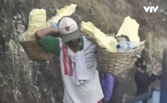 Nguy hiểm rình rập từ nghề khai thác lưu huỳnh ở Indonesia