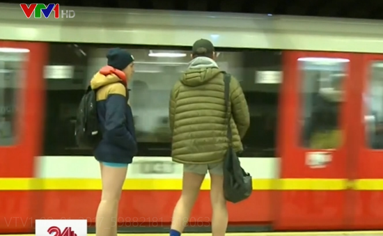 Gần 1.000 khách đi tàu điện hưởng ứng ngày không mặc quần ở Ba Lan