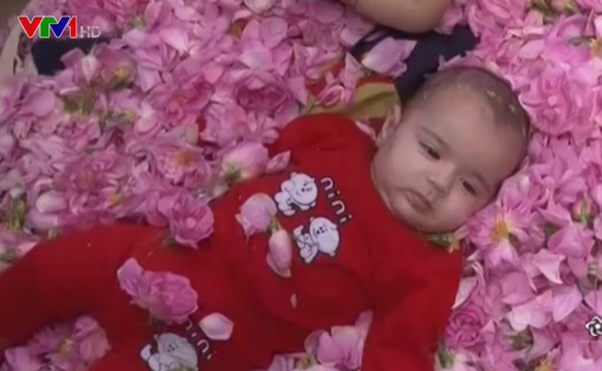 Thú vị nghi thức lăn trẻ sơ sinh trong hoa hồng ở Iran