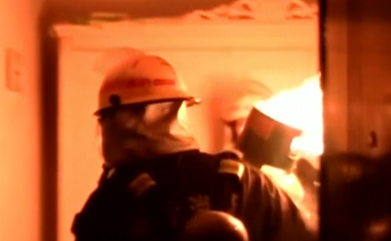 Trung Quốc: Lính cứu hỏa ôm bình gas đang cháy lao khỏi tòa nhà