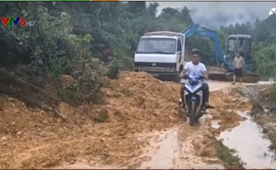 Hà Tĩnh: Lở đất lấp kín đường lên miền Thượng Hương Khê
