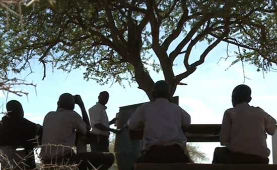 Lớp học dưới gốc cây của trẻ em nghèo tại Kenya