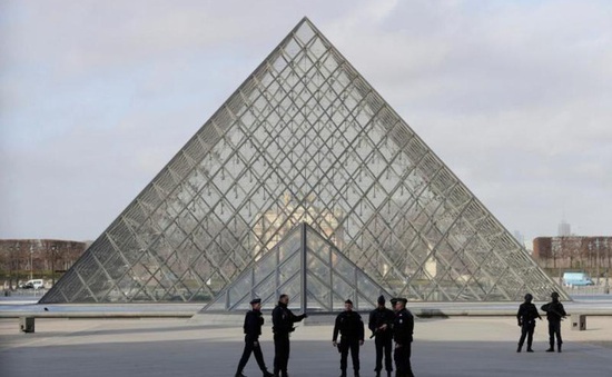 Xác định nghi phạm tấn công ở bảo tàng Louvre