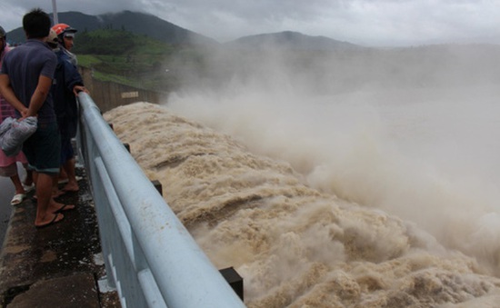 Thủy điện sông Ba Hạ (Phú Yên) xả lũ giữa mùa khô