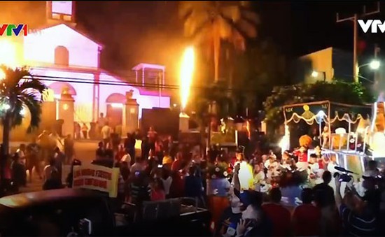Sôi động lễ hội cầu lửa El Salvador