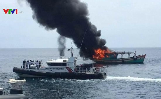 Malaysia đốt tàu cá nước ngoài đánh bắt trái phép