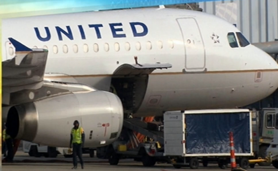 Lôi khách xuống máy bay, United Airlines bị chỉ trích dữ dội