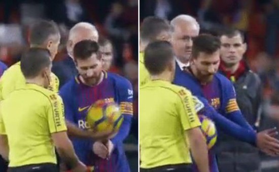 Messi dùng tay minh họa bàn thắng hợp lệ của Barcelona