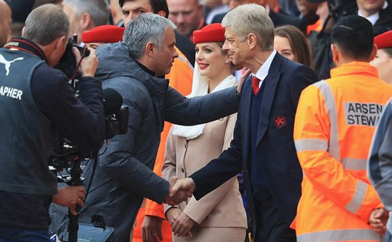 HLV Mourinho cười nhạo Arsenal “đỏ” hơn Man Utd
